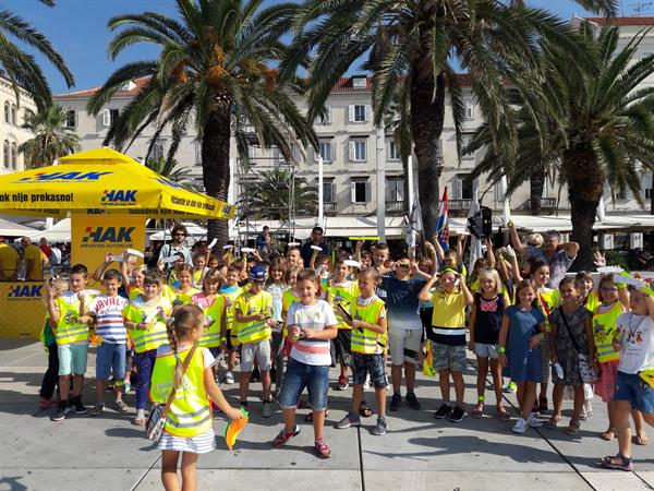 Na splitskoj Rivi održana akcija Sigurno u školu s HAK-om